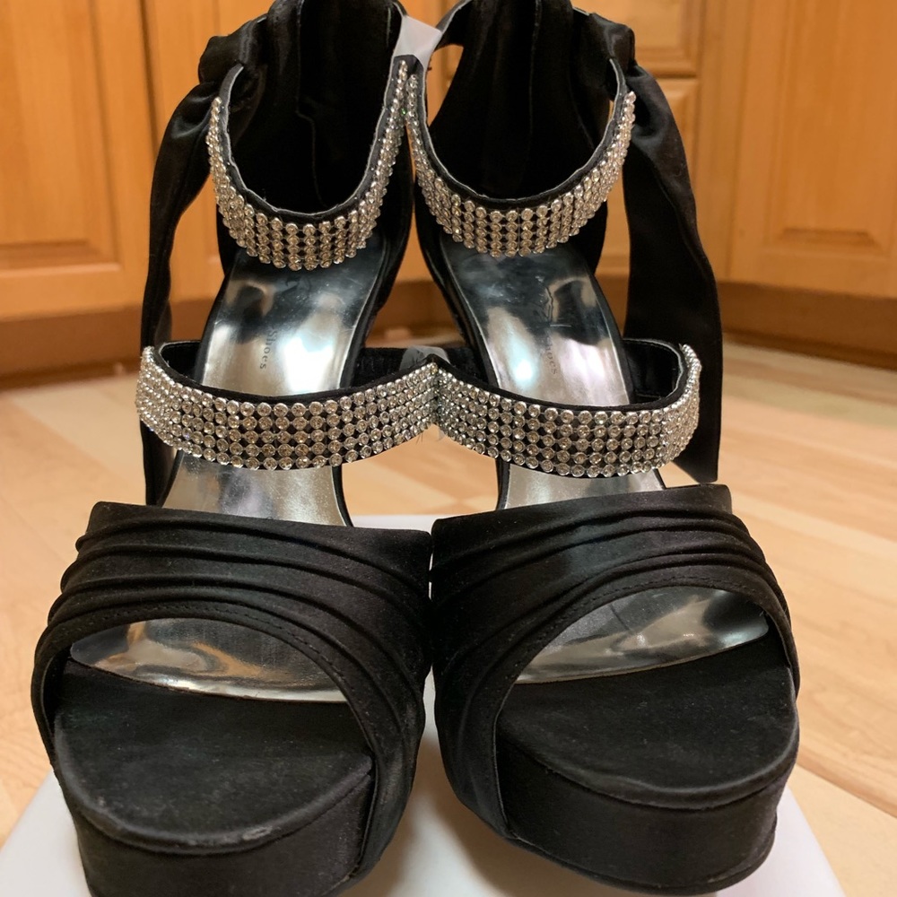 6 1/2 Lava glittered open toe heels